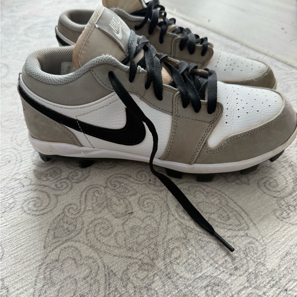 Nike Men’s Jordan Gray and White Low-Top Cleats